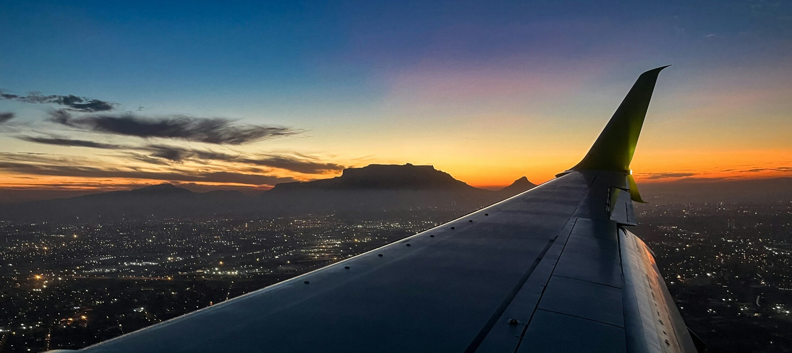 Vue sur Table Mountain depuis le hublot de l'avion