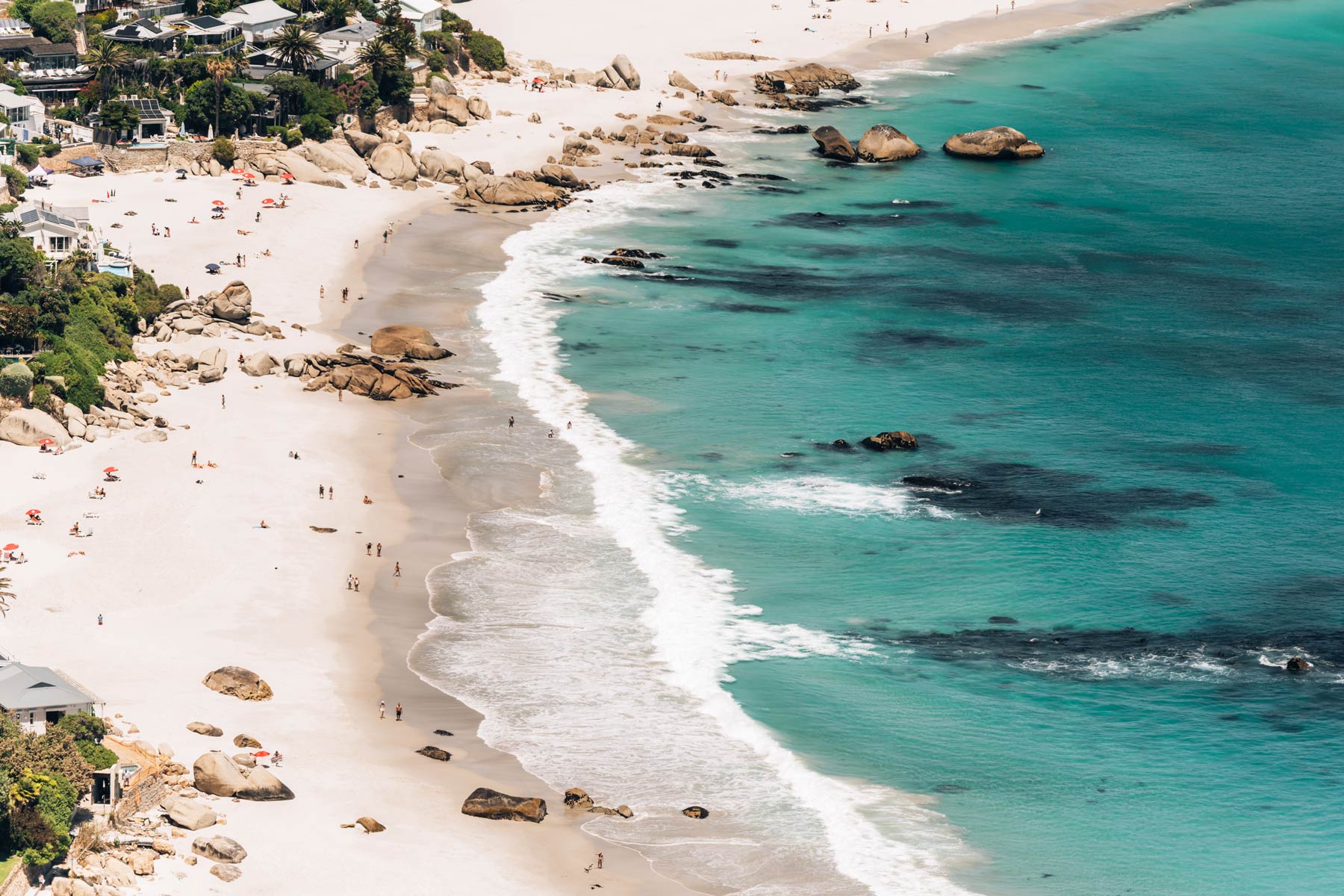 Que faire à Cape Town I La plage de Camps Bay Sans oublier... les plages de sable blanc du Cap pour un peu de farniente. Crédit photo : BestJobers