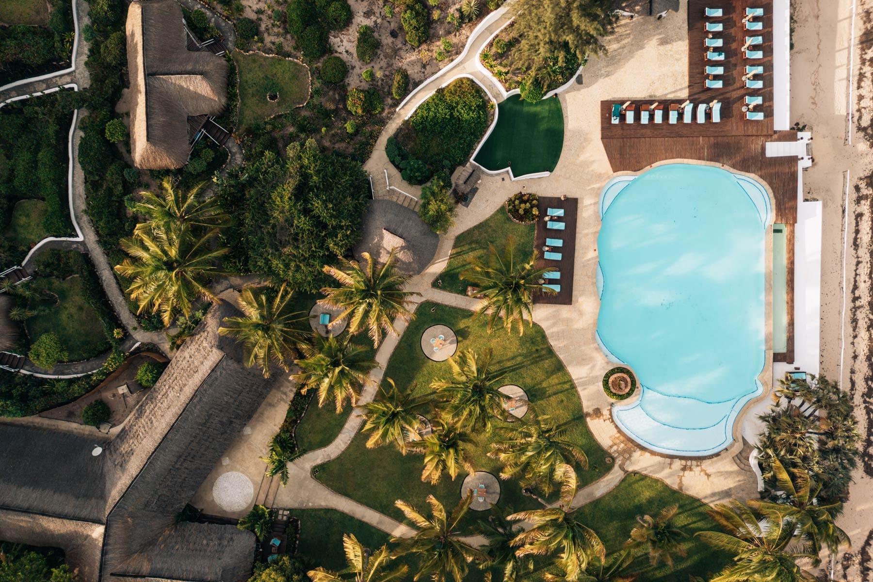 Quand partir au Mozambique I Hôtel avec piscine vue de drône