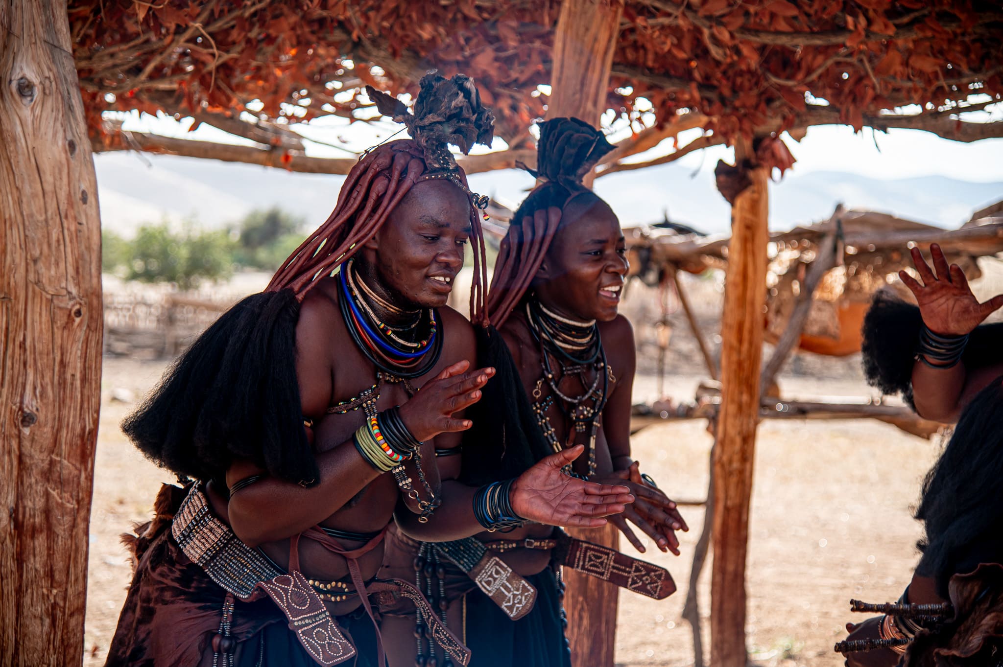 Road trip en Namibie I Deux femmes Himba qui dansent