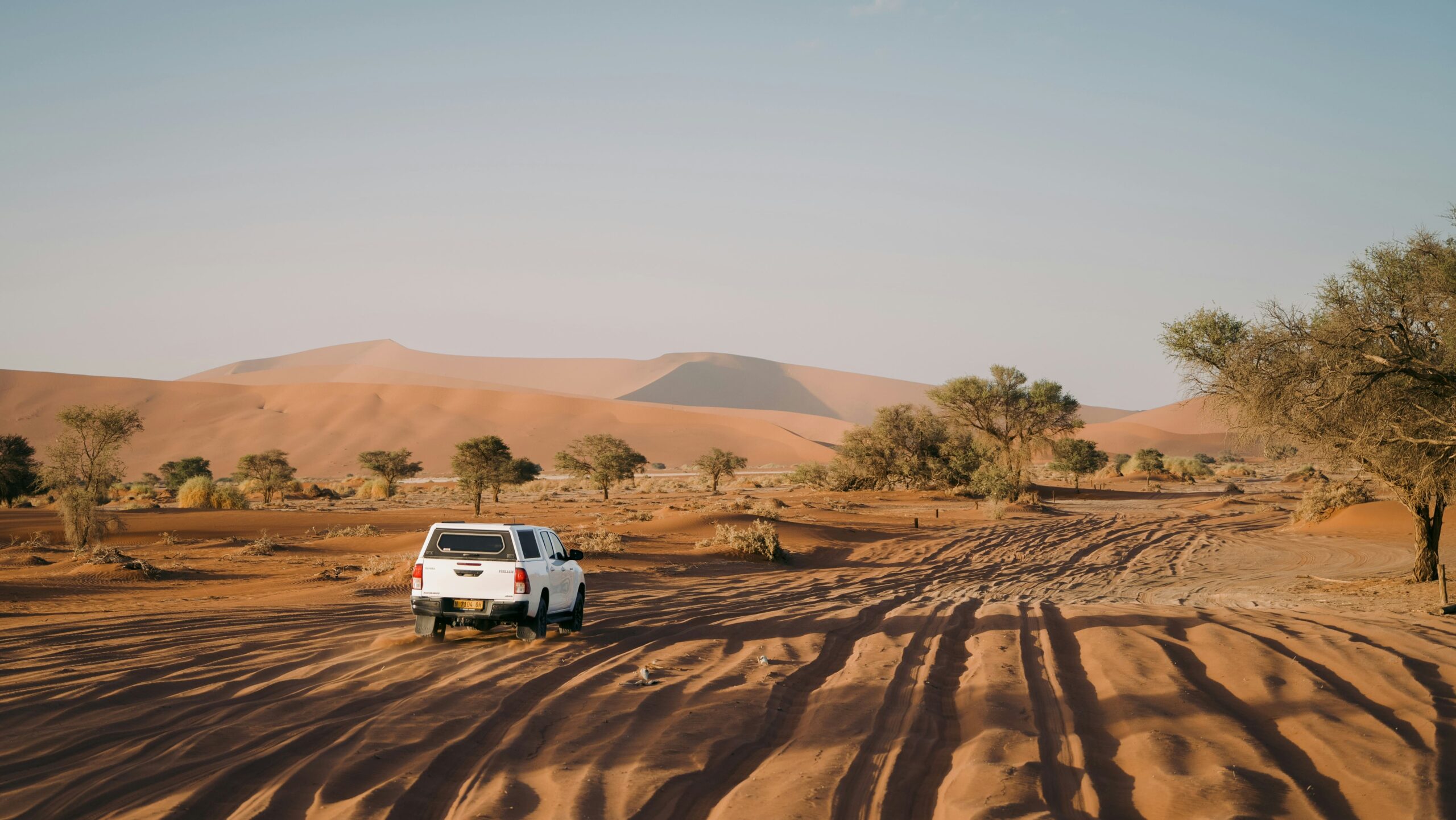 4x4 sur les pistes rouges et ocres de Namibie